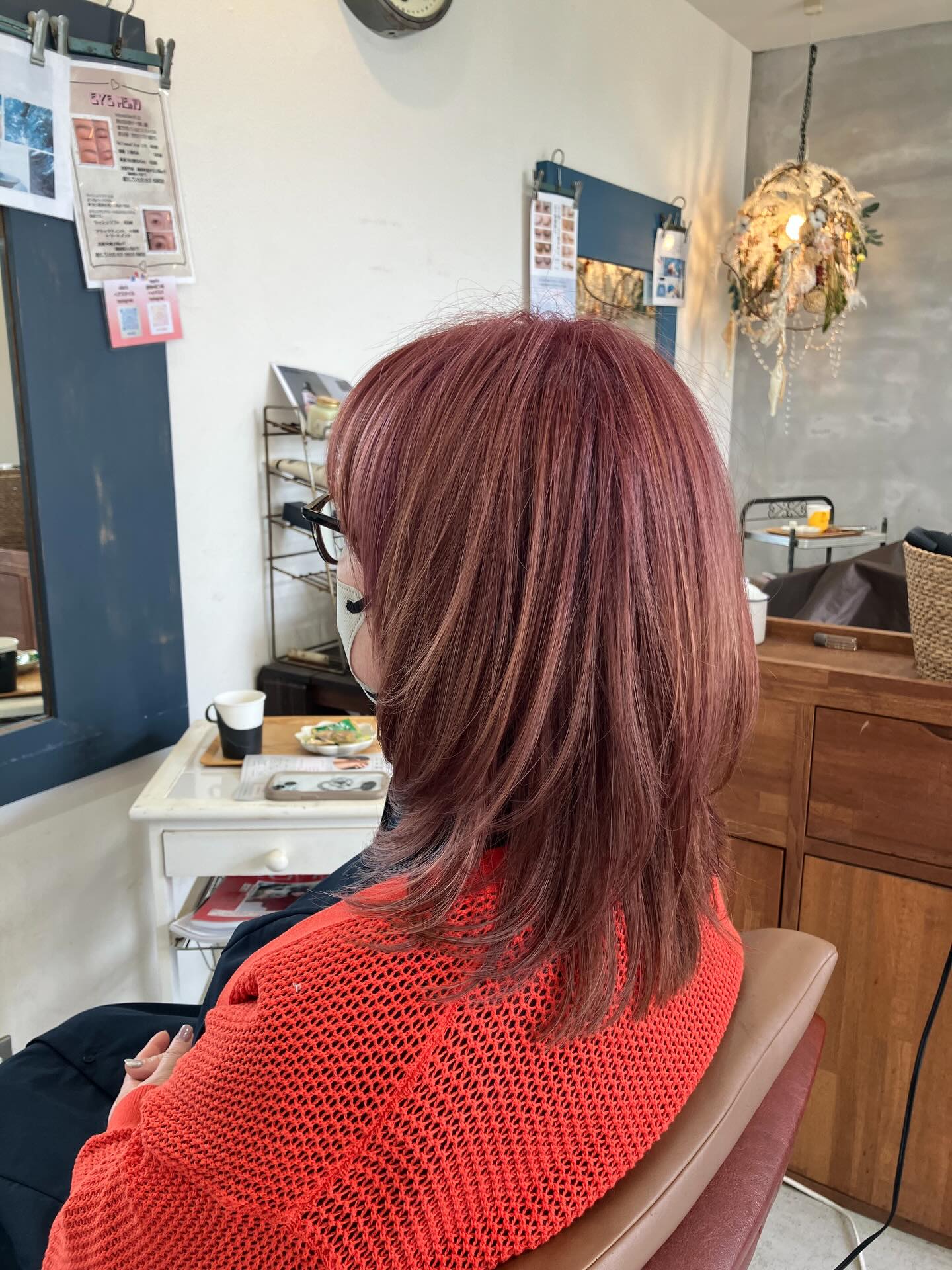 新しいヘアスタイルで、自分にぴったりのスタイルを見つけてみま